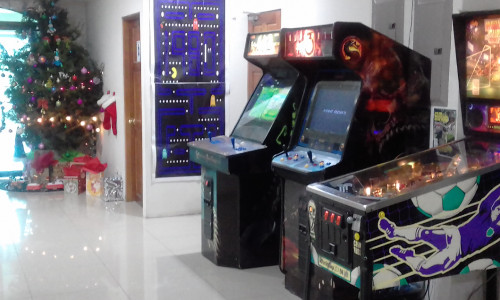 MERRY-CHRISTMAS-CALL-CENTER-GAME-ROOM-PINBALL413cc2da73dc6581.jpg