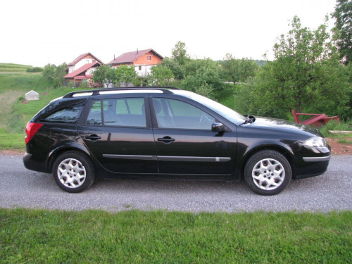 Renault_Laguna_2005-3