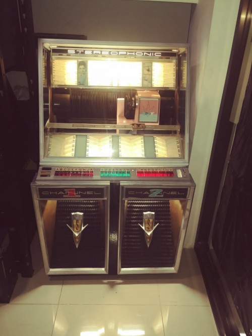 COSTA-RICAS-CALL-CENTER-has-a-1959-SEEBURG-222-JUKEBOX-7670dffa67c463f9.jpg